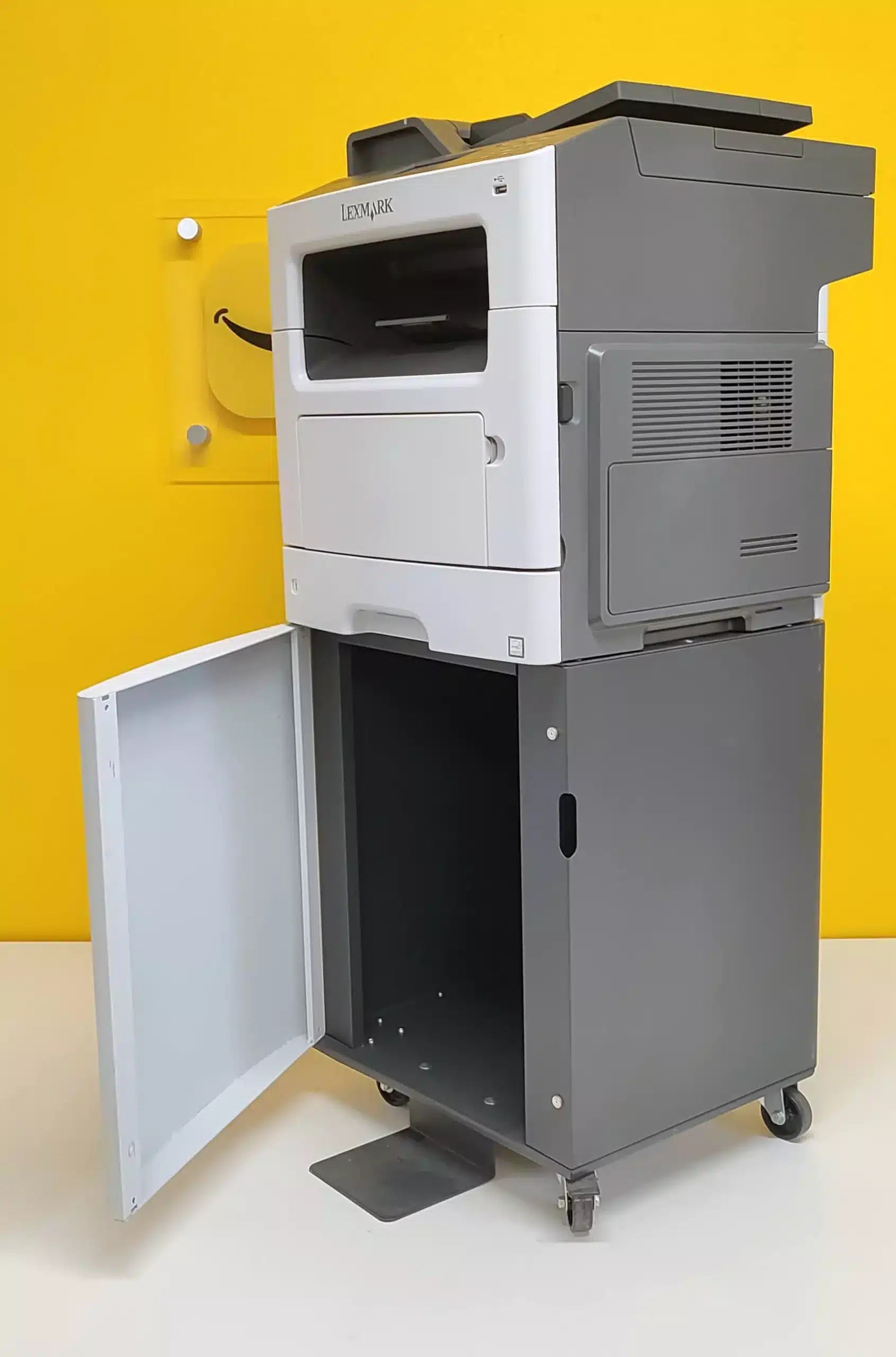 Cassetto Portaoggetti e Risme Lexmark XM1140 - facile accesso e stoccaggio delle risorse di stampa con ruote per un facile trasporto Cassetto Portaoggetti e Risme Lexmark XM1140 - facile accesso e stoccaggio delle risorse di stampa con ruote per un facile trasporto